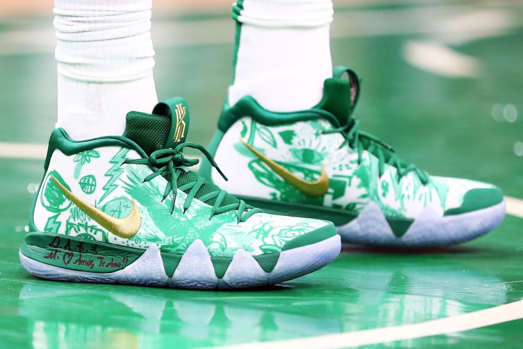 El estelar base de los Boston Celtics Kyrie Irving, usando sus 'signature shoes' personalizados para el juego inaugural ante los Philadelphis 76ers.