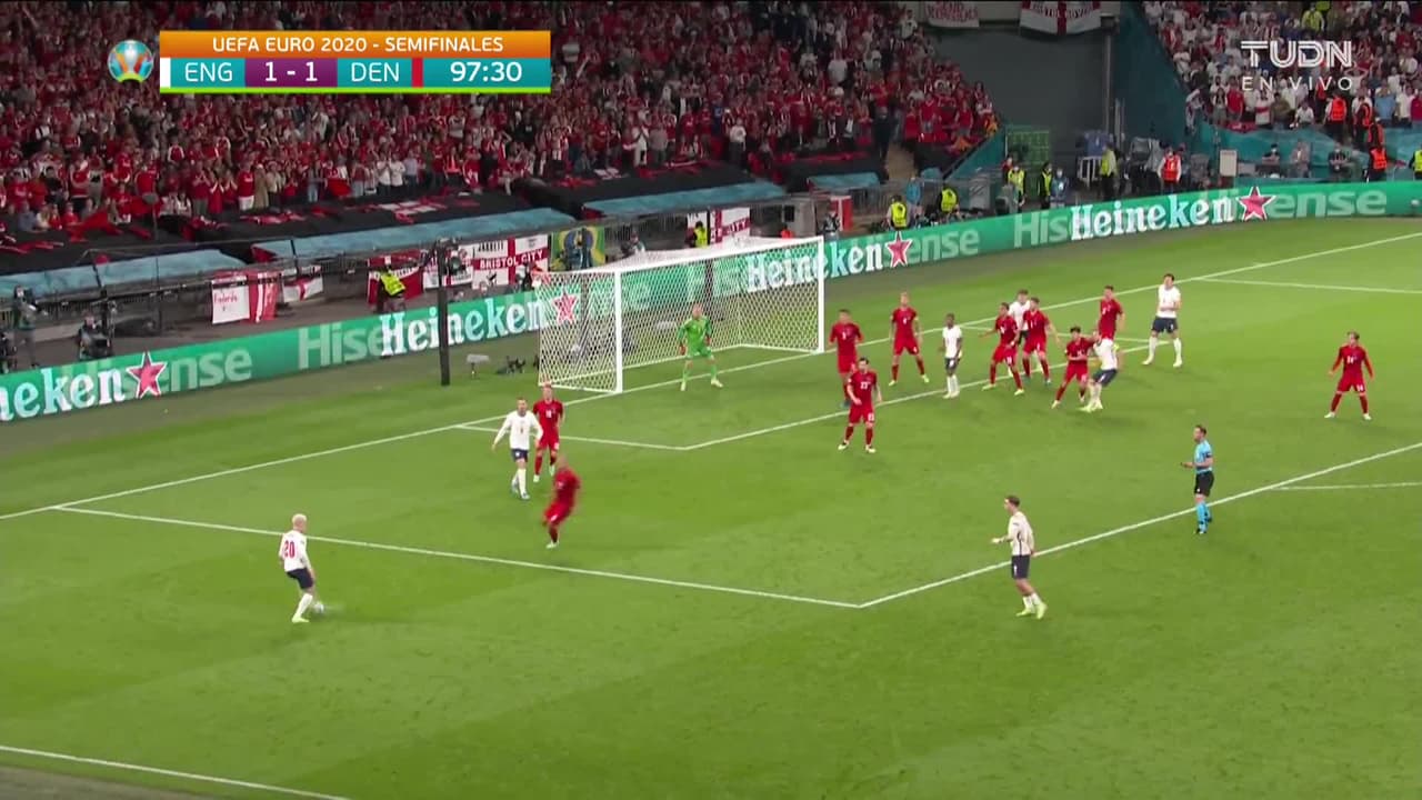 ¡TIRO ATAJADO! disparo por Jack Grealish.