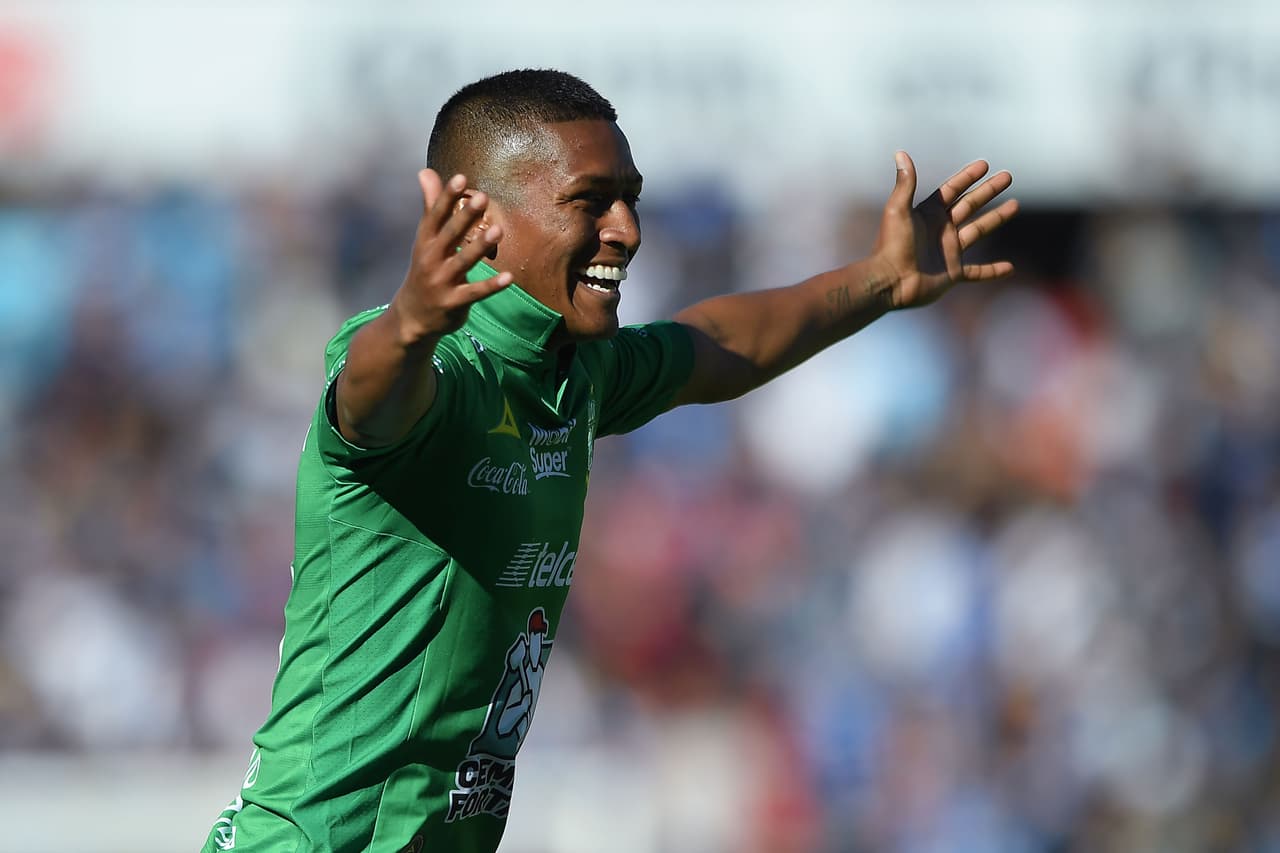 Su debut oficial fue el 29 de mayo de 2011 jugando el Torneo Intermedio.