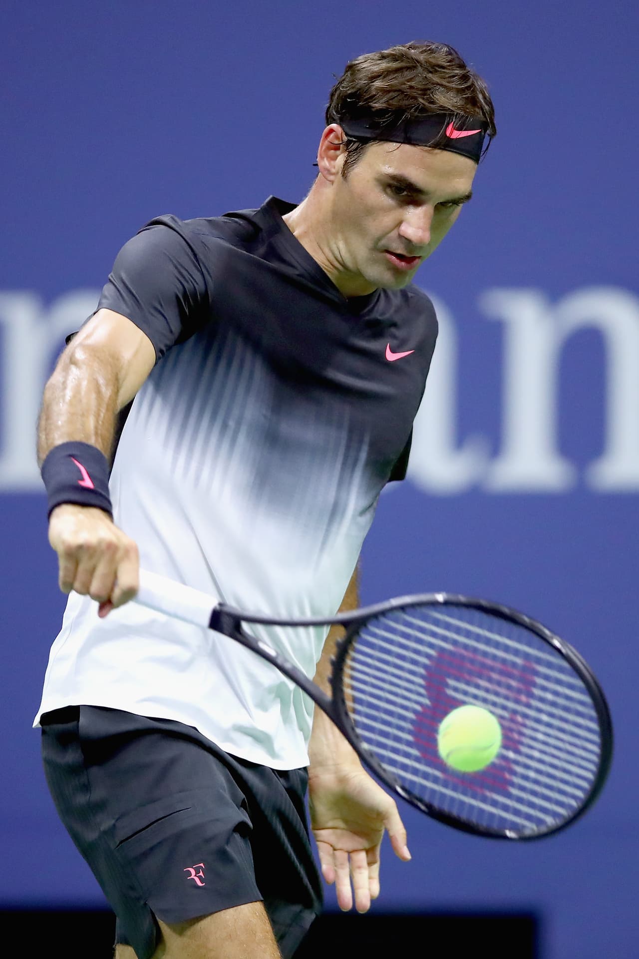 Federer logró recuperarse y ganó el segundo y tercer sets con parciales de 6-2 y 6-1 respectivamente.