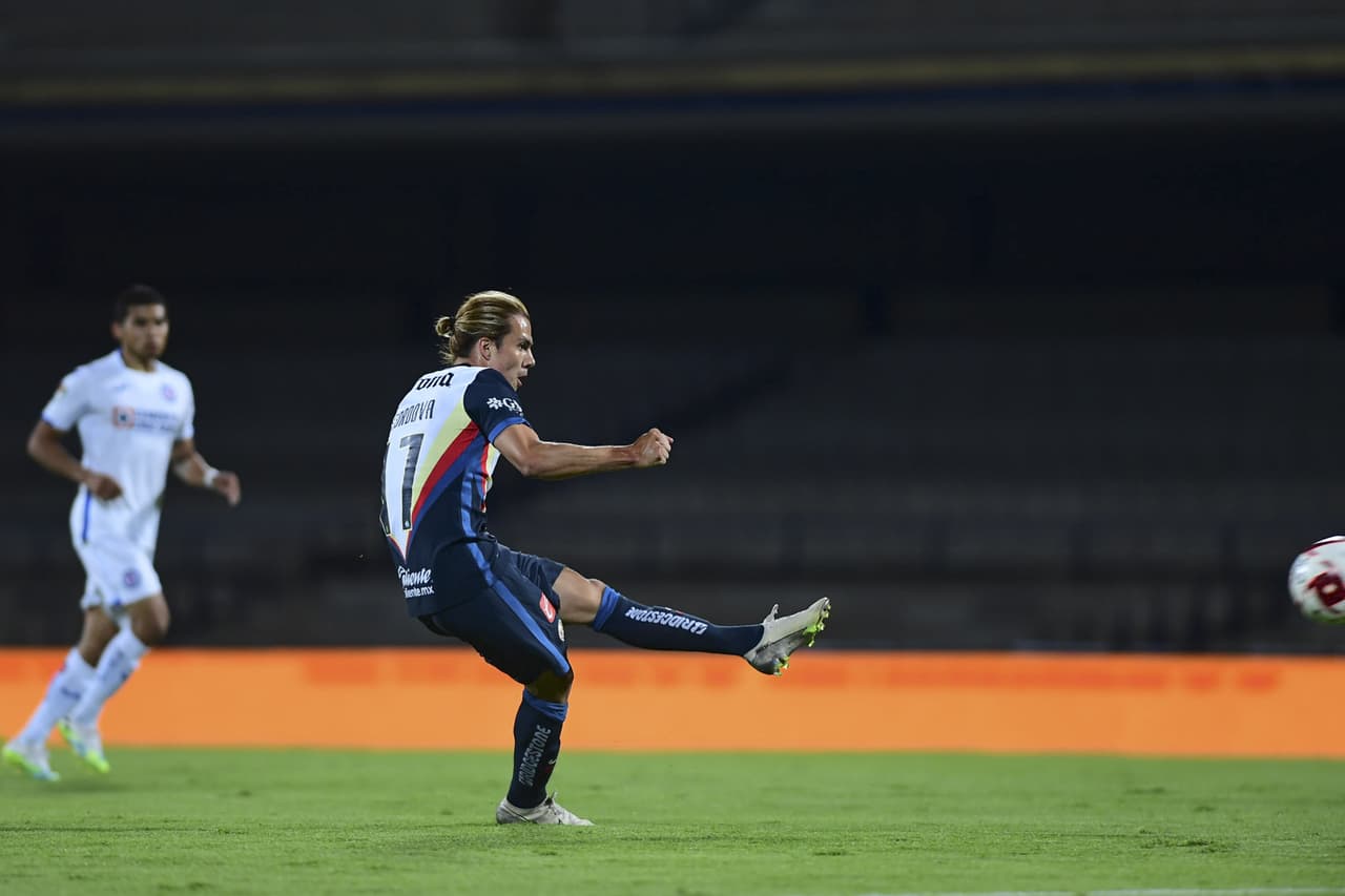 El primer gol del partido llegó al 14’. Sebastián Córdova recuperó un balón en la salida de los cementeros y sacó un cañonazo que mandó el balón al fondo del arco de Corona.