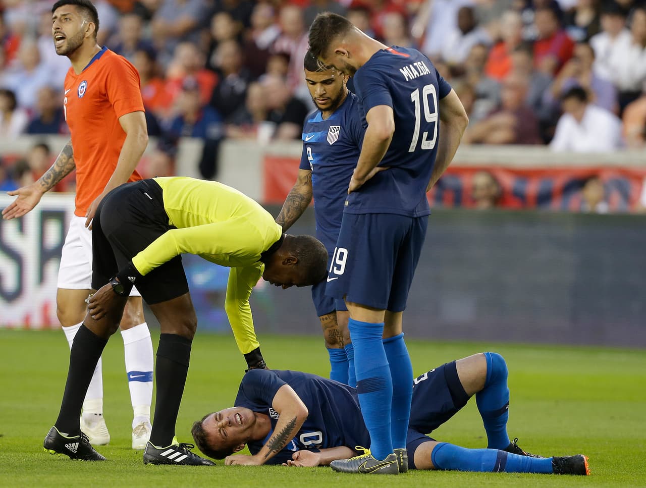 En el primer tiempo del compromiso entre Estados Unidos y Chile, el crack Christian Pulisic tuvo que dejar el terreno de juego por una lesión muscular en el cuádriceps del muslo derecho. Es probable que tenga algunos días de incapacidad en el Dortmund.