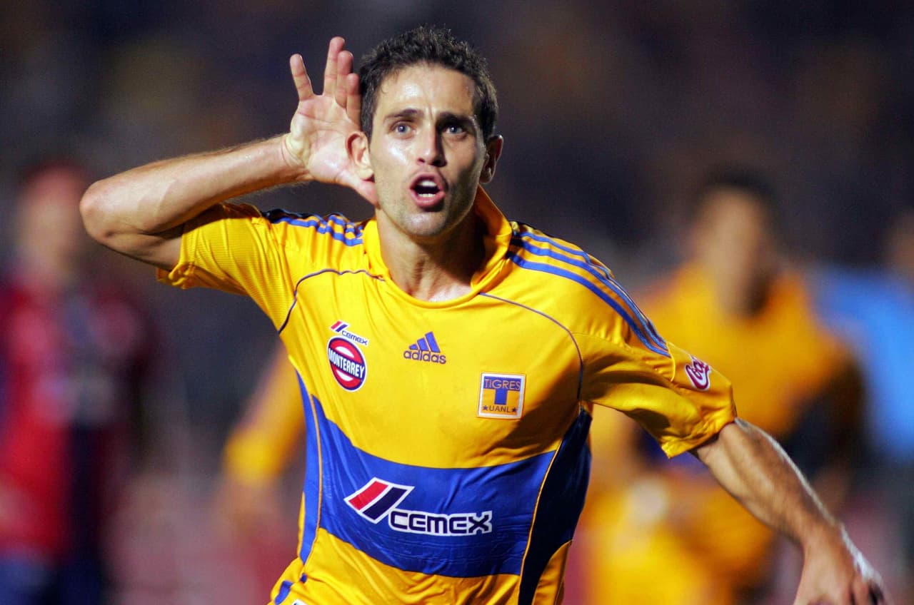 Pasó a Tigres en el 2009, siendo también jugador del Tri, y se quedó durante tres temporadas.