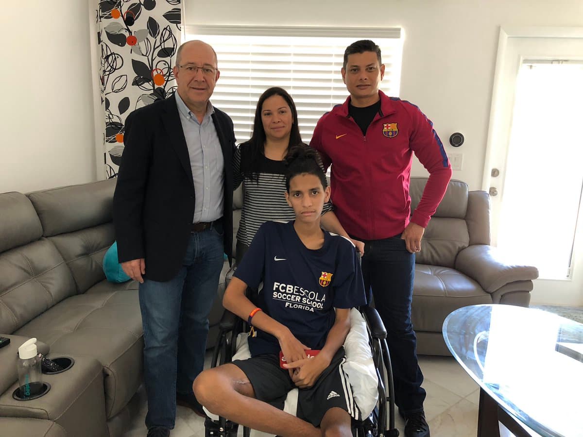 Fueron cinco impactos de bala los que recibió el joven y que por poco le quitan la vida por cuidar la de sus compañeros. Siendo miembro del Barça Academy en Florida, el club decidió ponerse en contacto con él.