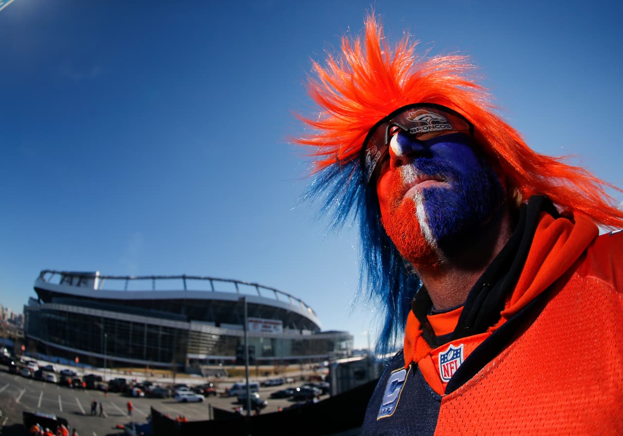 Los fans de ambos equipos iban llegando poco a poco al Estadio de los Denver Broncos.