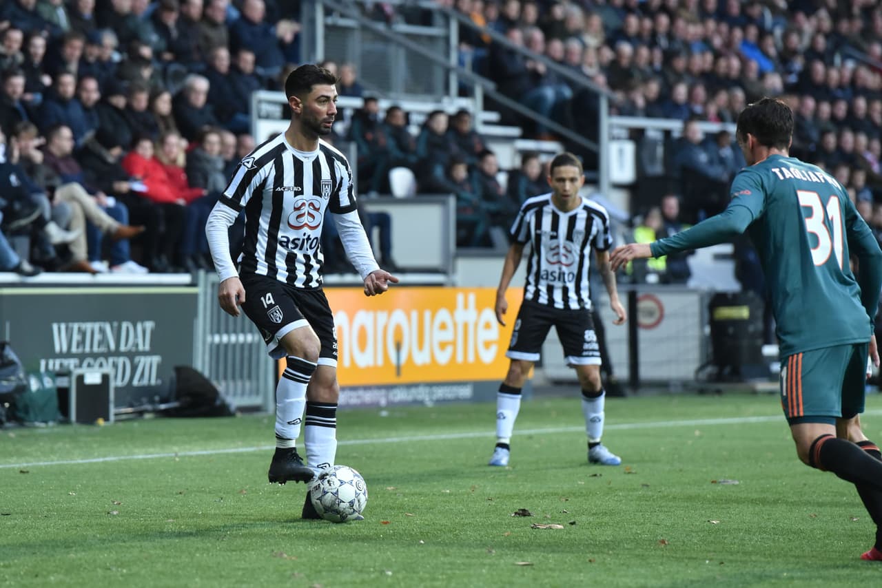Heracles ha sido un equipo que ha estado sobre el Ajax, generando cualquier situación en oportunidad para gol, mientras que el Ajax no ve claro acercamientos para gol.