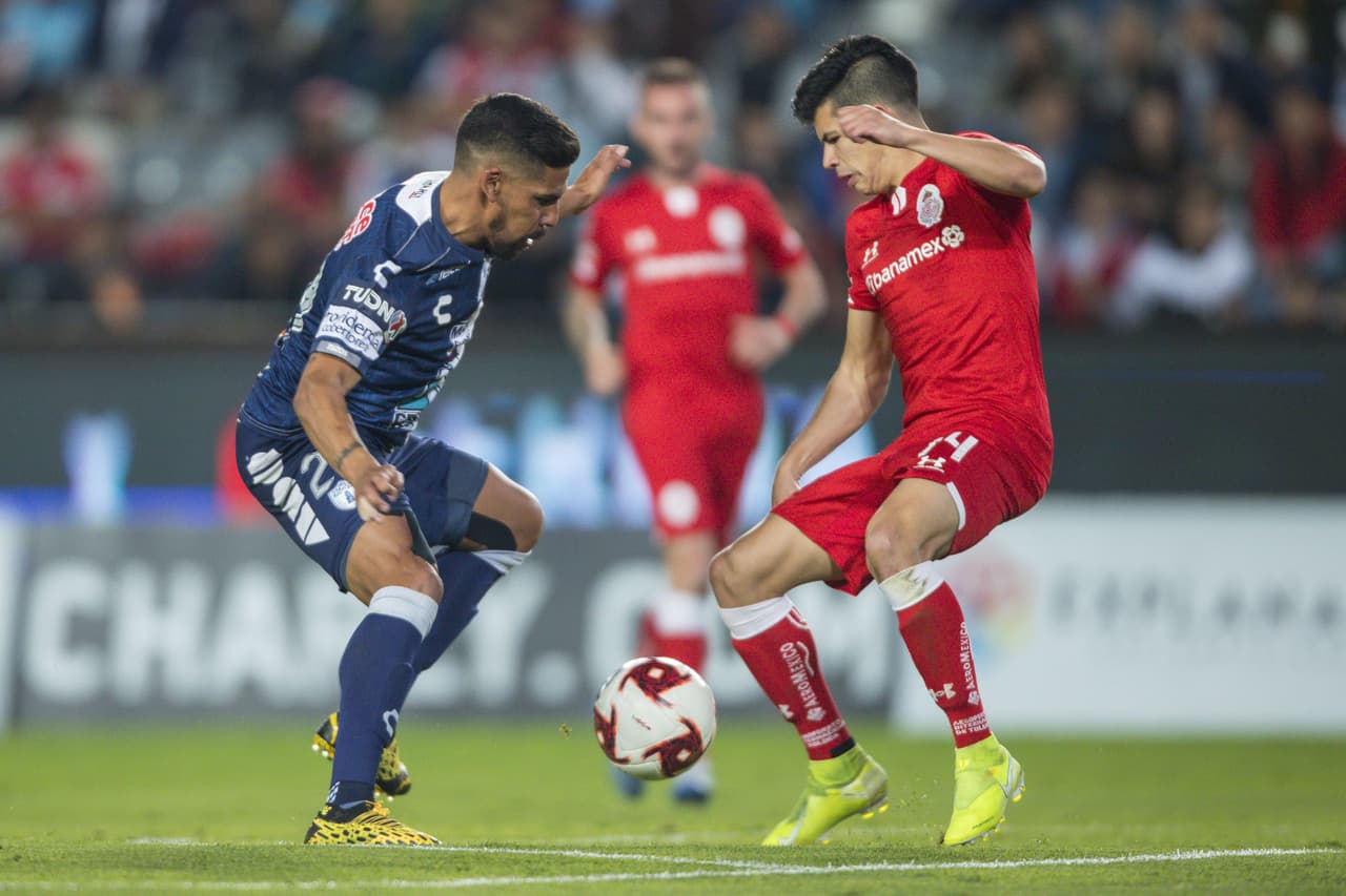 Franco Jara se pone en modo de defensa y trata de arrebatarle el balón a Diego Rosales.