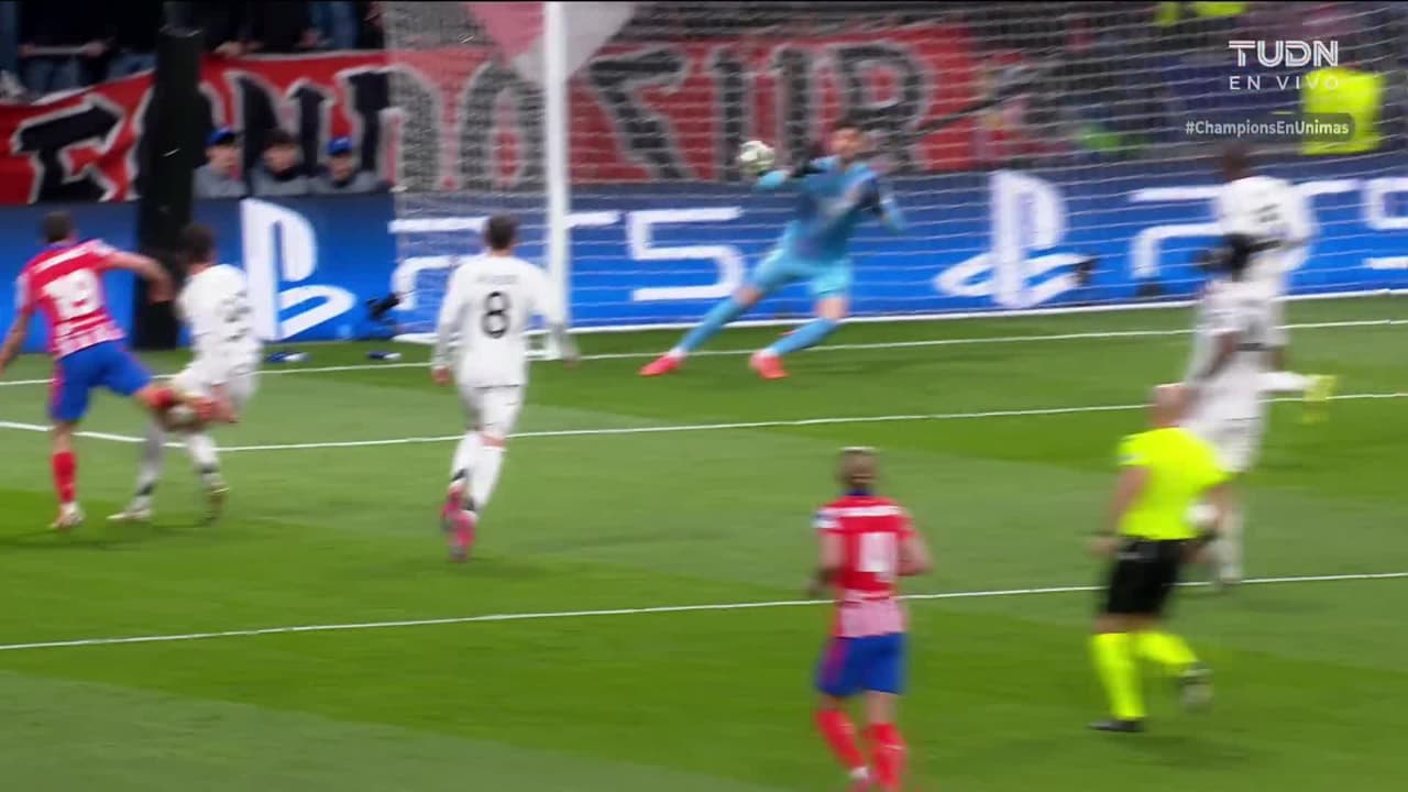 ¡Courtois ya es factor! El portero merengue detiene el tiro de Julián