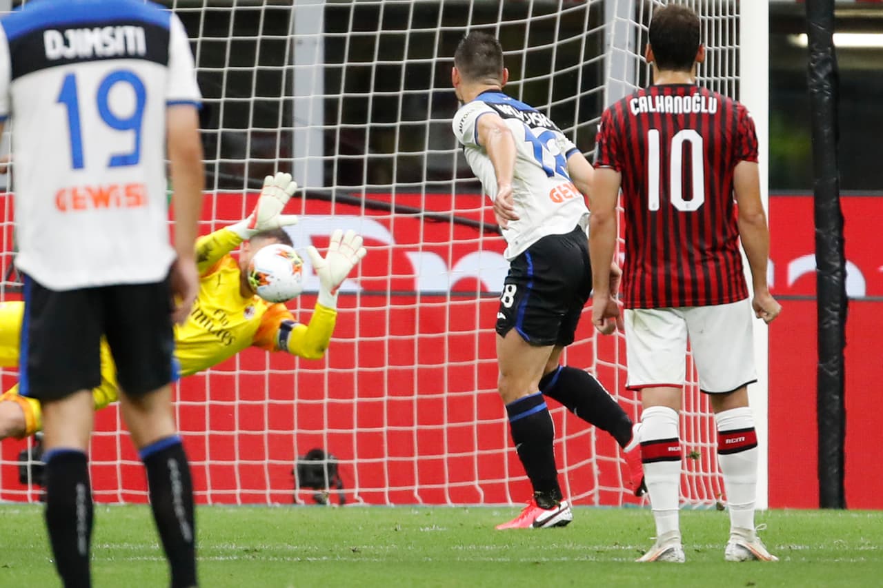 Milan 1-1 Atalanta | Hakan Calhanoglu (14’) abrió el marcador para los locales. Duván Zapata (34’) emparejó los cartones en el Giuseppe Meazza. Atalanta cierra la jornada con 75 unidades y muy probablemente tendrá un lugar en la próxima edición de la UEFA Champions League. Milan llegó a 60 puntos.