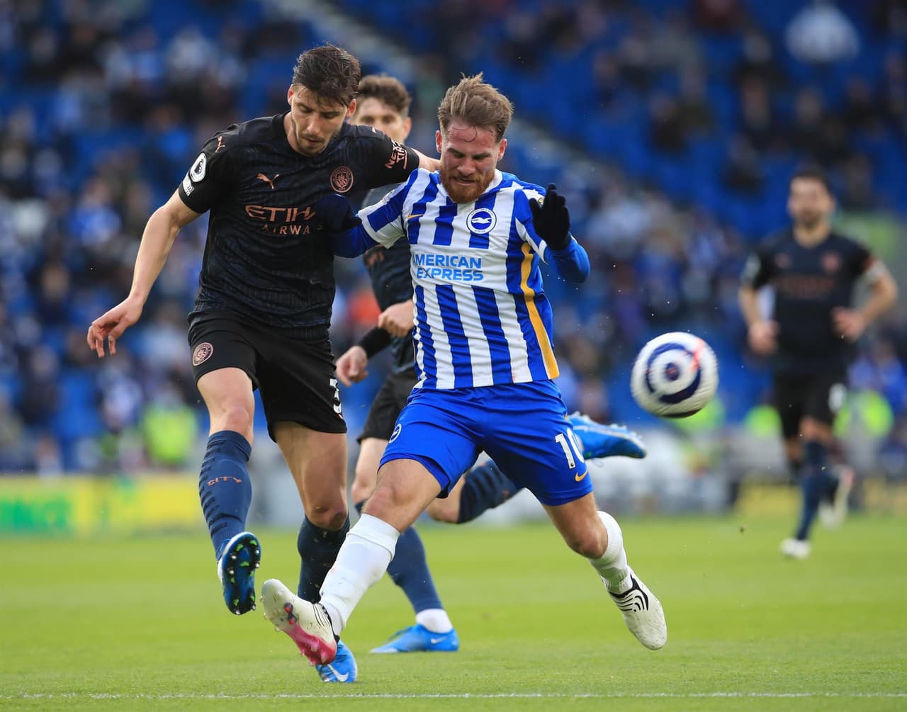 ¡Qué remontada! Tras ir perdiendo 0-2 ante el Manchester City, Brighton and Hove Albion hizo lo que nunca había hecho y derrotó a los de Pep Guardiola 3-2 en la penúltima fecha de la Premier League. Gundogan y Phil Foden le daban la victoria parcial a los 'cityzens', pero Trossard, Webster y Burn le dieron la alegría más grande al equipo local.