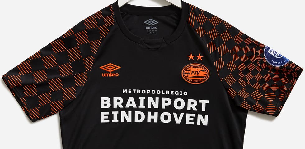 Ganándose elogios de todo el mundo, el PSV Eindhoven ha lanzado su tercer uniforme para la próxima temporada el cual tiene el negro y el naranja como protagonistas. Además, cuenta con un patrón ajedrezado en las mangas. ¿La usarán Erick Gutiérrez e Hirving Lozano?