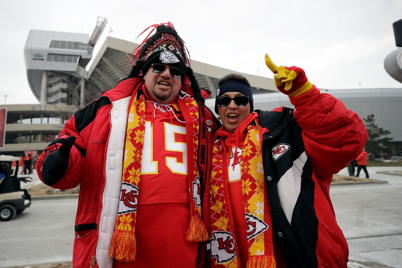 En las afueras de Arrowhead Stadium se reunieron los fanáticos de los Chiefs para entrar en calor antes de la Final de la AFC.
