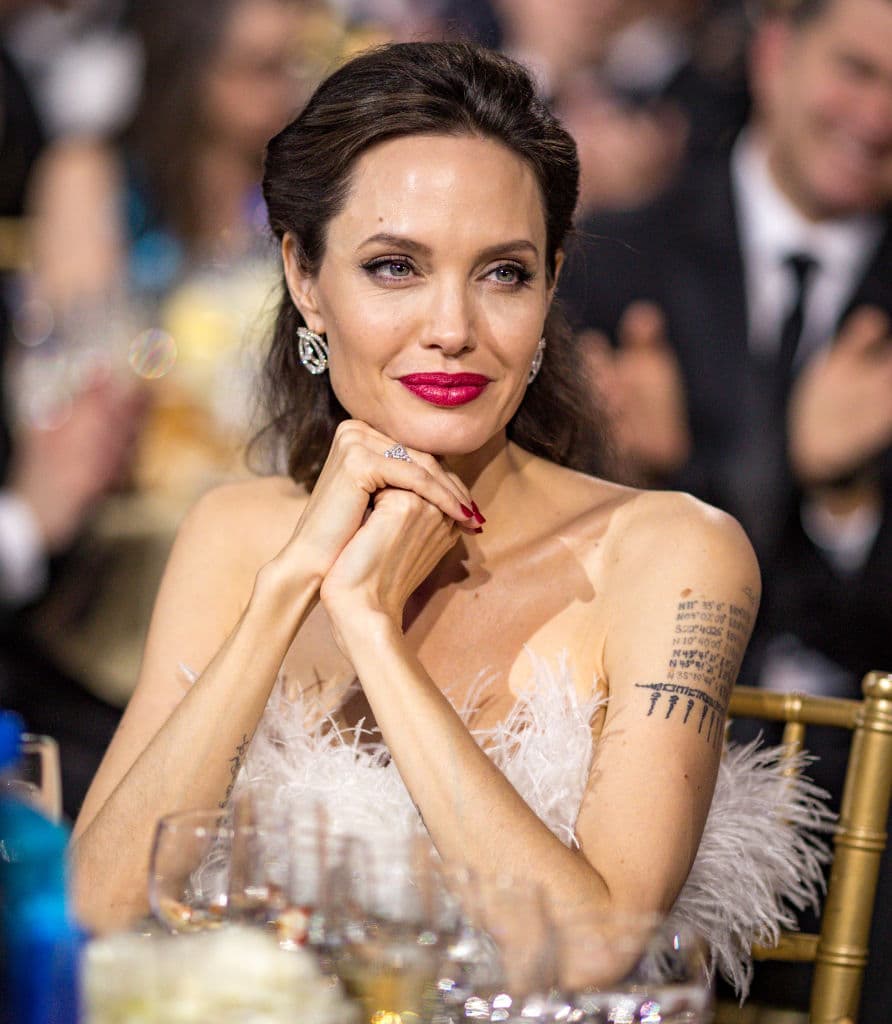 Angelina Jolie criticó a un juez que está decidiendo sobre la custodia de sus hijos, pues el juez se negó a permitir que ellos testifiquen.