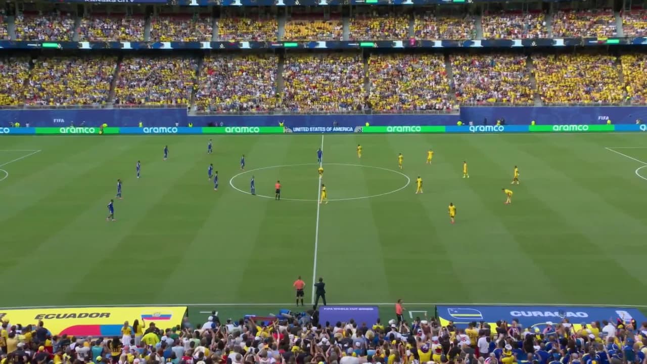 Arranca el partido y la pelota está en juego.
