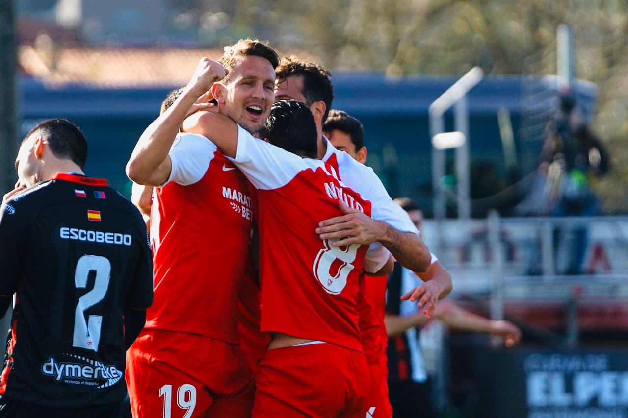 Sevilla no muestra piedad y vence 5-0 a Escobedo y avanza a la siguiente ronda en la Copa del Rey. Javier Hernández sólo jugó 15 minutos.