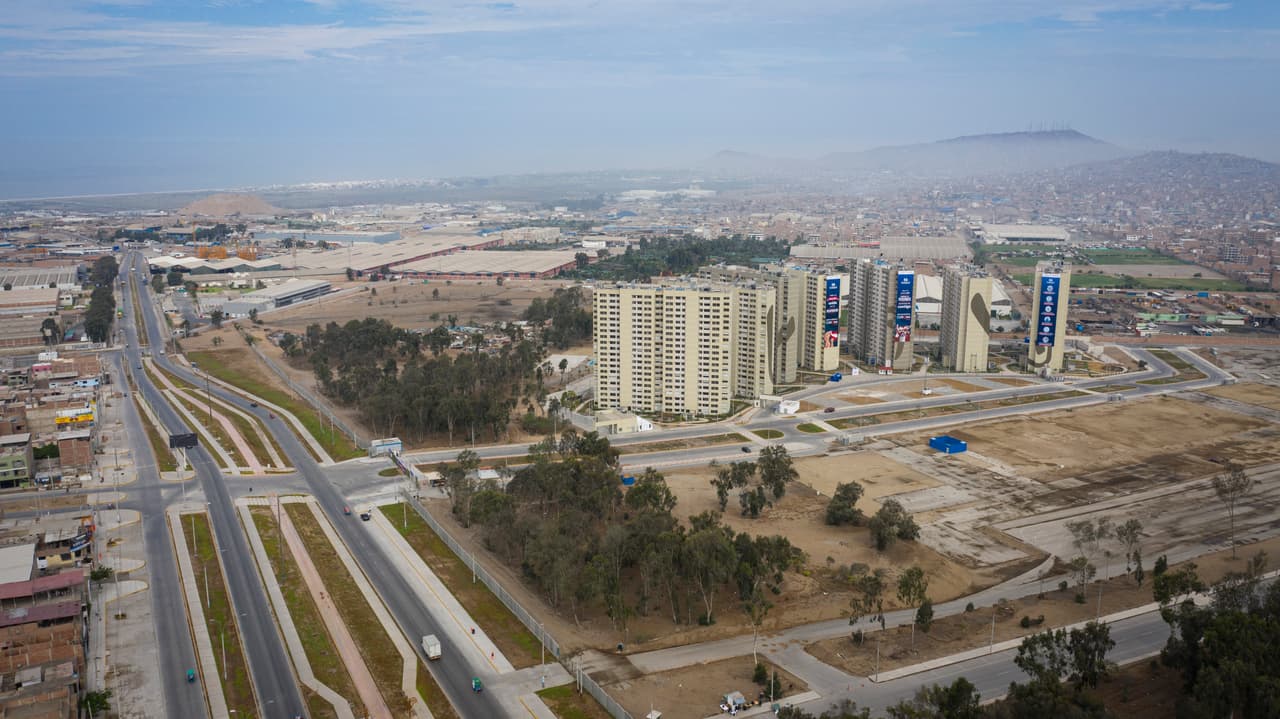 Hace menos de un año se disputaban competencias deportivas en Perú, estas torres albergaban a los deportistas y ahora están convertidos en hospitales de emergencia para pacientes con coronavirus.