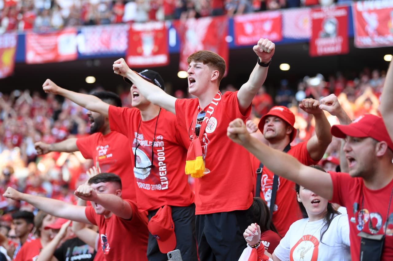 Ilusionados, con el firme deseo de que no se repita la derrota en la Final de hace un año ante el Real Madrid, los aficionados del Liverpool se fueron tomando el Metropolitano desde tempranas horas con sus banderas, playeras y bufandas alusivas al sentimiento de Anfield.