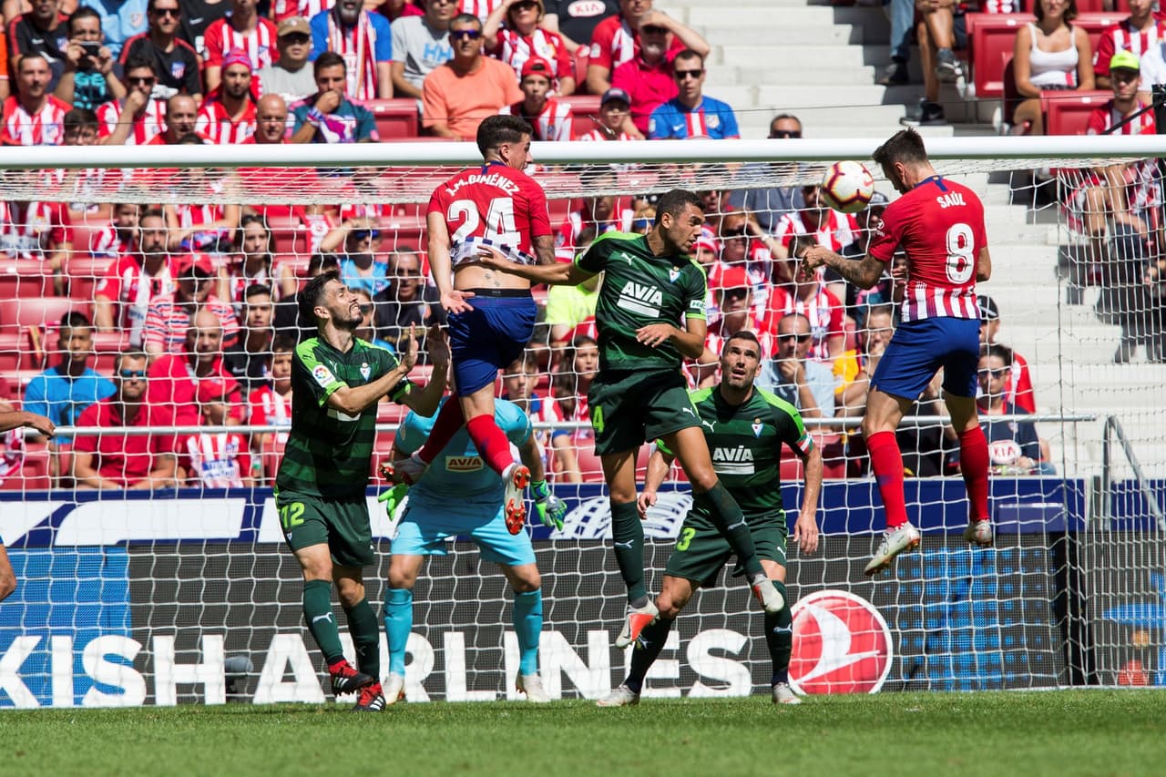 Saúl Ñíguez lo buscaba con el juego aéreo, pero su remate no encontraba destino de red.