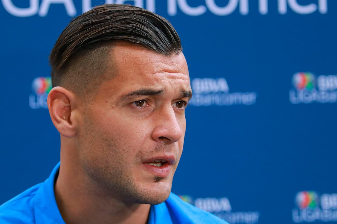 Milton Caraglio, el delantero Cementero, atendiendo a las preguntas de los reporteros en el Azteca.