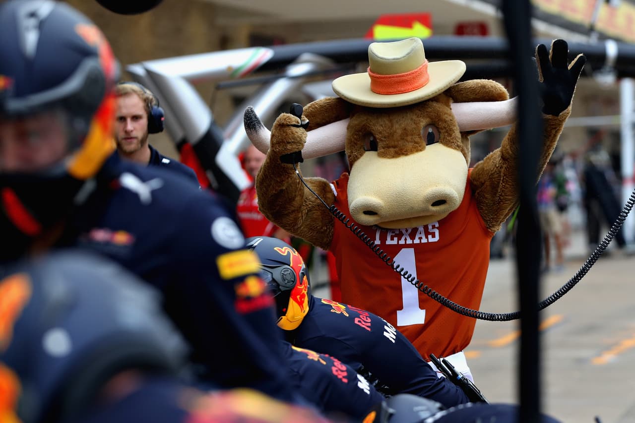 La presencia de la mascota sin duda rompió con la tradicional rutina y le dio un poco de colorido a la jornada.