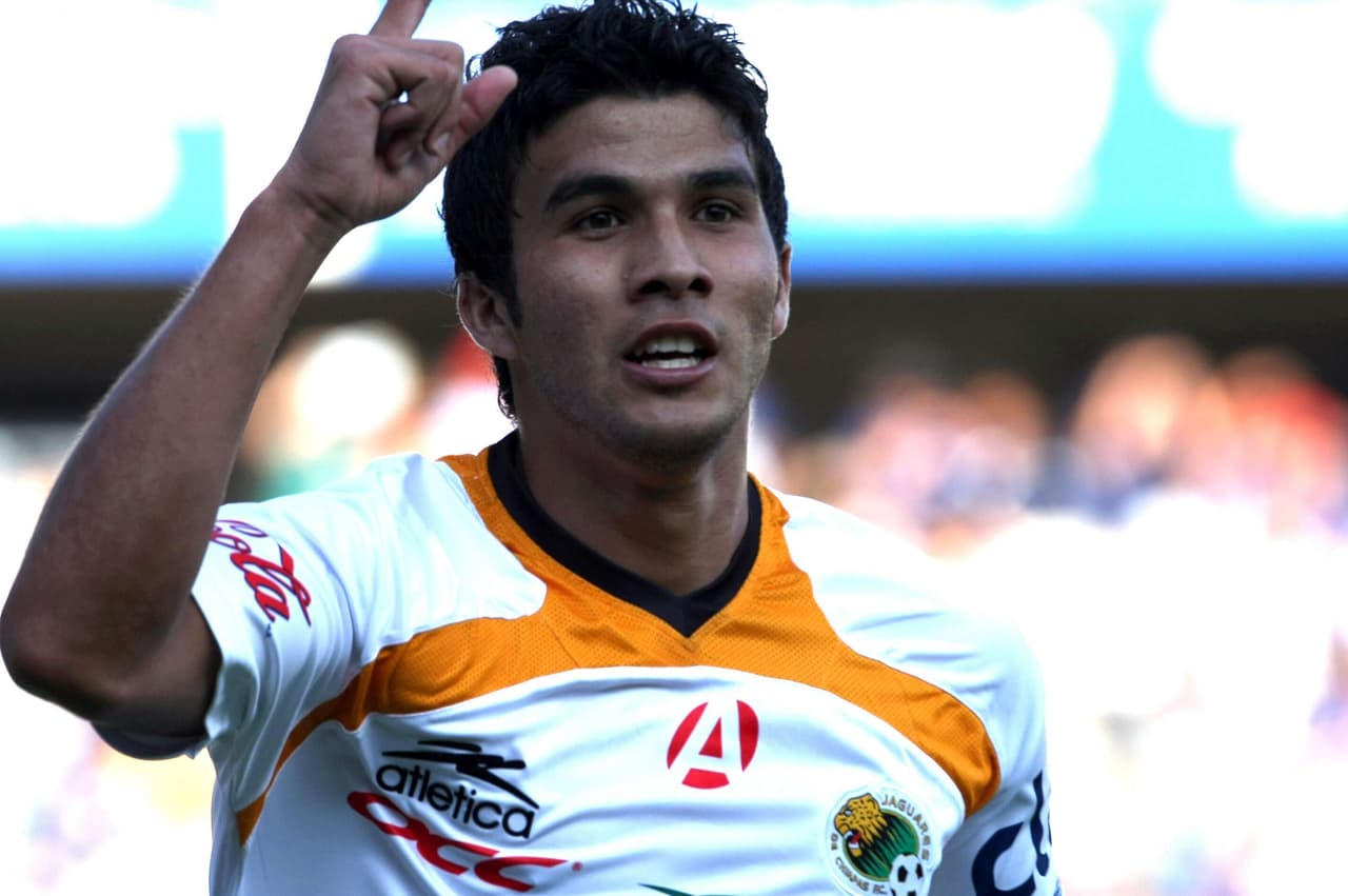 Entre 2009 y 2010 jugó 28 partidos con Jaguares y anotó seis goles.