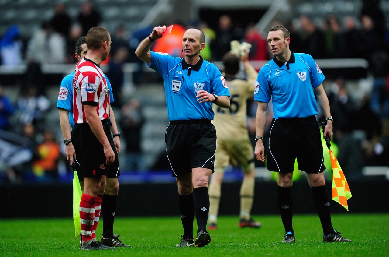 Le gusta el diálogo con los futbolistas y no impone su criterio unilateralmente.