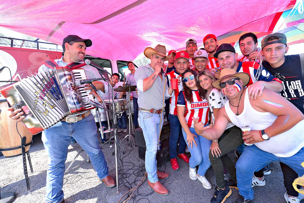 Aficionados de Chivas y Tigres disfrutaron de un gran espectáculo. Música, carne asada, sombreros, maquillajes, máscaras y banderas fueron la constante en el Estadio Chivas.
