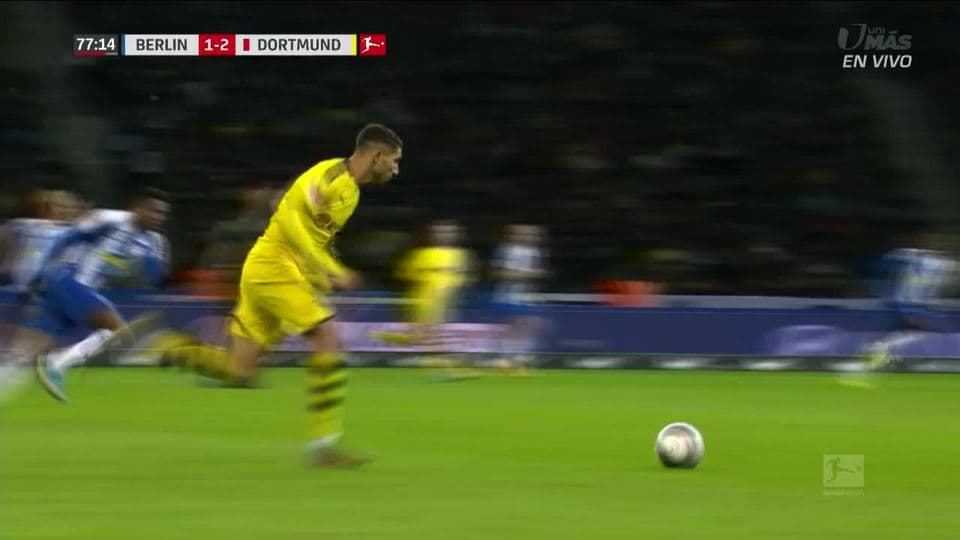 Dedryck Boyata despeja el balón y aleja el peligro