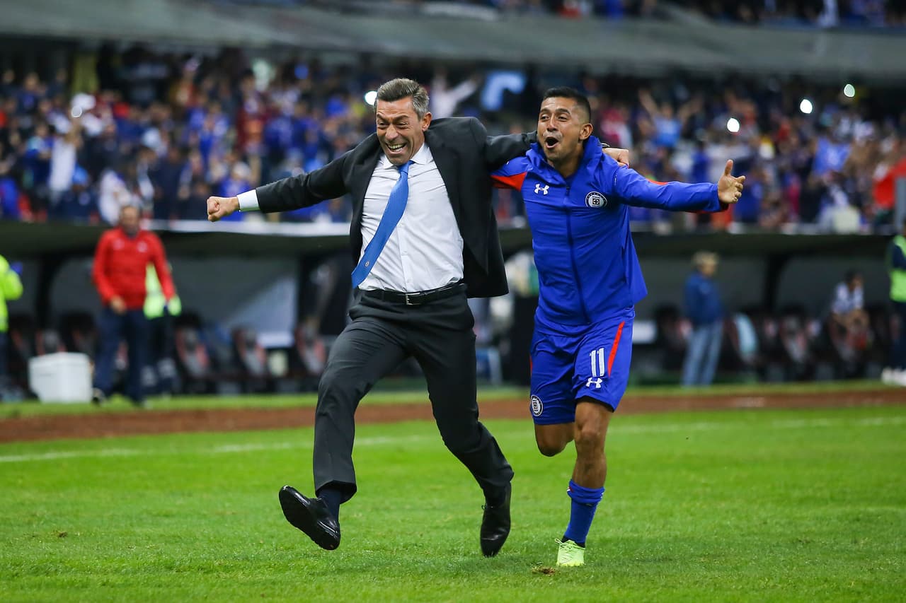 En cuanto finalizó el partido el estratega portugués se encaminó acompañado de Elías Hernández a línea de fondo.