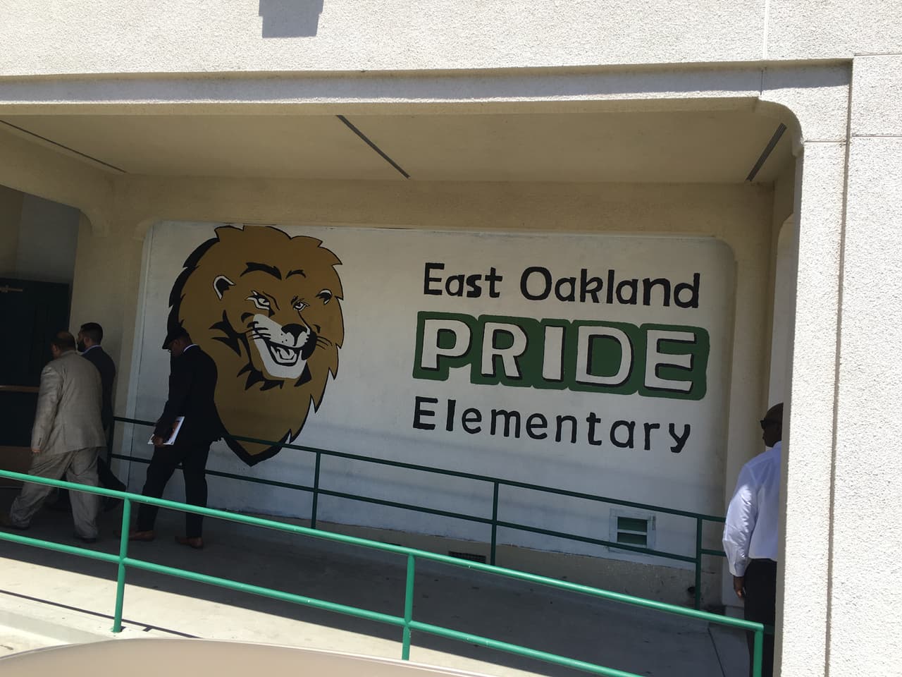 Los Warriors visitaron e inauguraron una zona de entretenimiento y estudio en una de las zonas más golpeadas de Oakland, dándole esperanza y cariño a los chicos de esta comunidad.