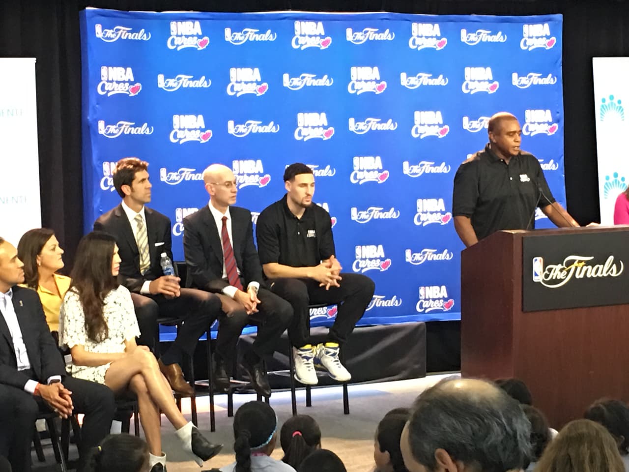 Los Warriors visitaron e inauguraron una zona de entretenimiento y estudio en una de las zonas más golpeadas de Oakland, dándole esperanza y cariño a los chicos de esta comunidad.