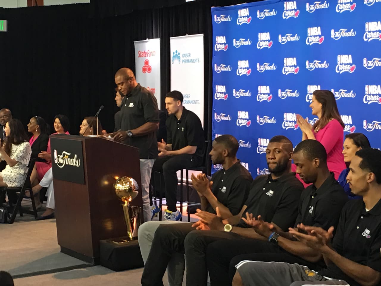 Los Warriors visitaron e inauguraron una zona de entretenimiento y estudio en una de las zonas más golpeadas de Oakland, dándole esperanza y cariño a los chicos de esta comunidad.