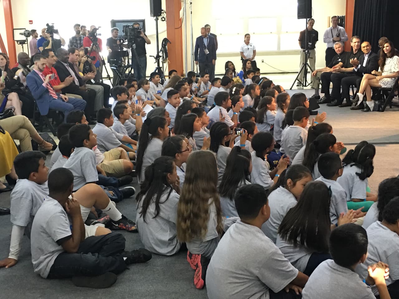 Los Warriors visitaron e inauguraron una zona de entretenimiento y estudio en una de las zonas más golpeadas de Oakland, dándole esperanza y cariño a los chicos de esta comunidad.