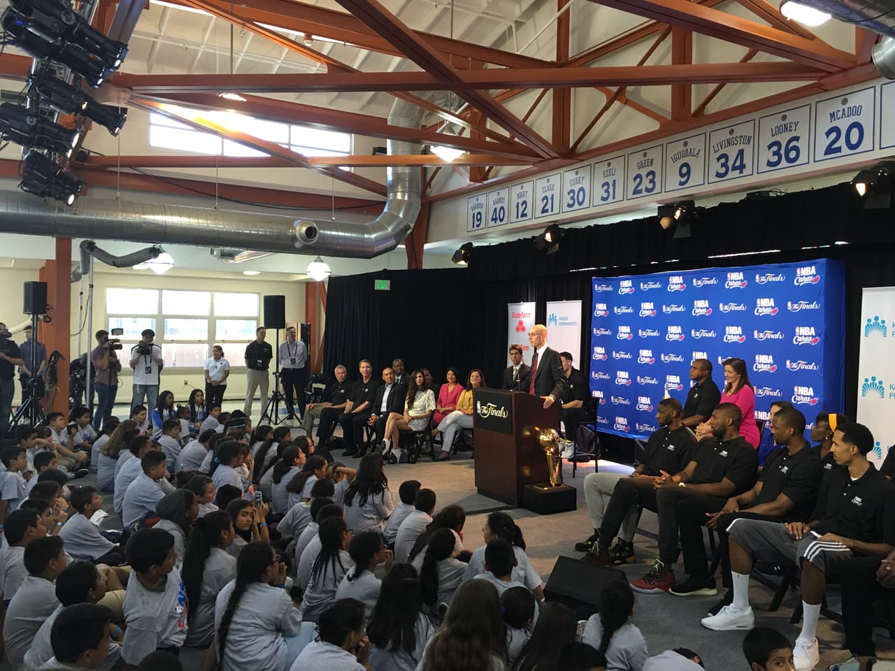 Los Warriors visitaron e inauguraron una zona de entretenimiento y estudio en una de las zonas más golpeadas de Oakland, dándole esperanza y cariño a los chicos de esta comunidad.