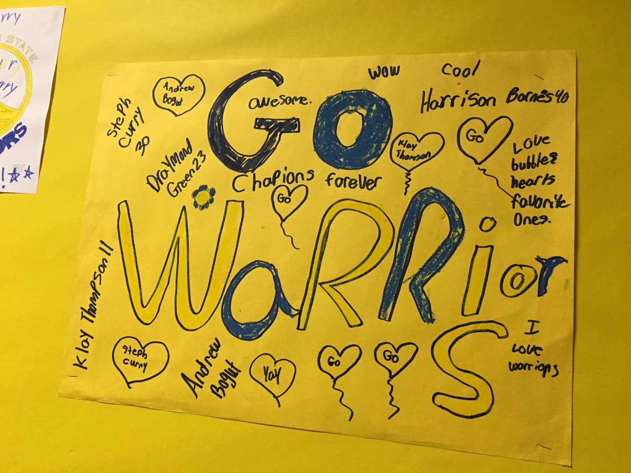 Los Warriors visitaron e inauguraron una zona de entretenimiento y estudio en una de las zonas más golpeadas de Oakland, dándole esperanza y cariño a los chicos de esta comunidad.