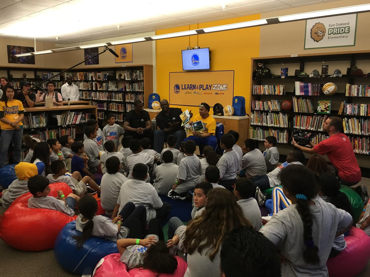 Los Warriors visitaron e inauguraron una zona de entretenimiento y estudio en una de las zonas más golpeadas de Oakland, dándole esperanza y cariño a los chicos de esta comunidad.
