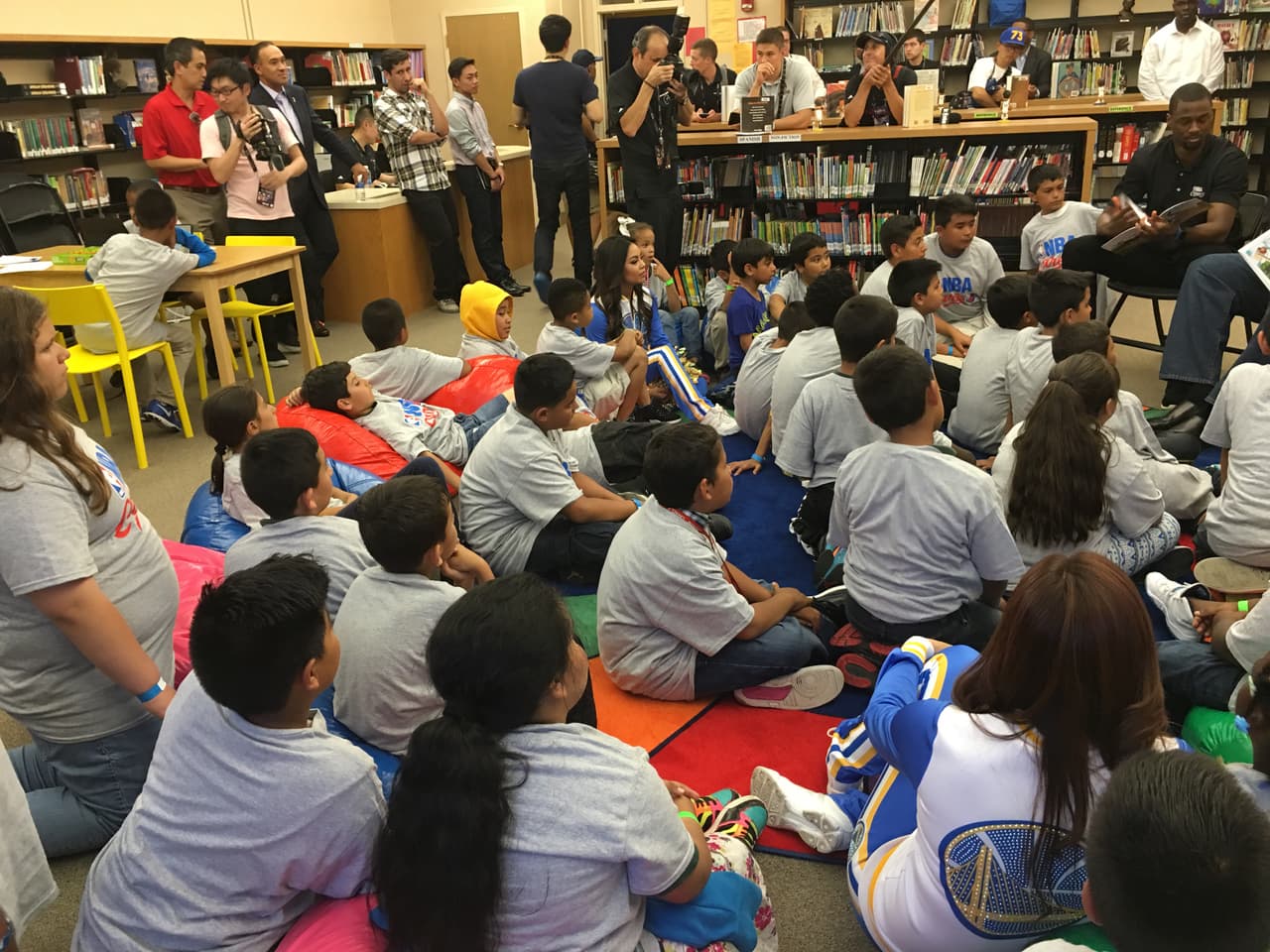 Los Warriors visitaron e inauguraron una zona de entretenimiento y estudio en una de las zonas más golpeadas de Oakland, dándole esperanza y cariño a los chicos de esta comunidad.