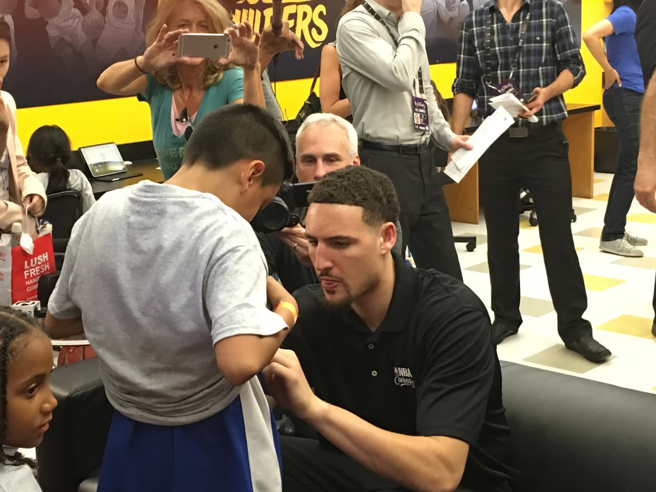 Los Warriors visitaron e inauguraron una zona de entretenimiento y estudio en una de las zonas más golpeadas de Oakland, dándole esperanza y cariño a los chicos de esta comunidad.