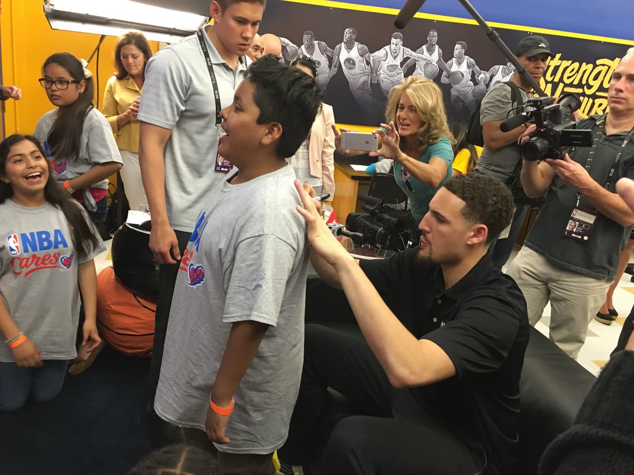 Los Warriors visitaron e inauguraron una zona de entretenimiento y estudio en una de las zonas más golpeadas de Oakland, dándole esperanza y cariño a los chicos de esta comunidad.