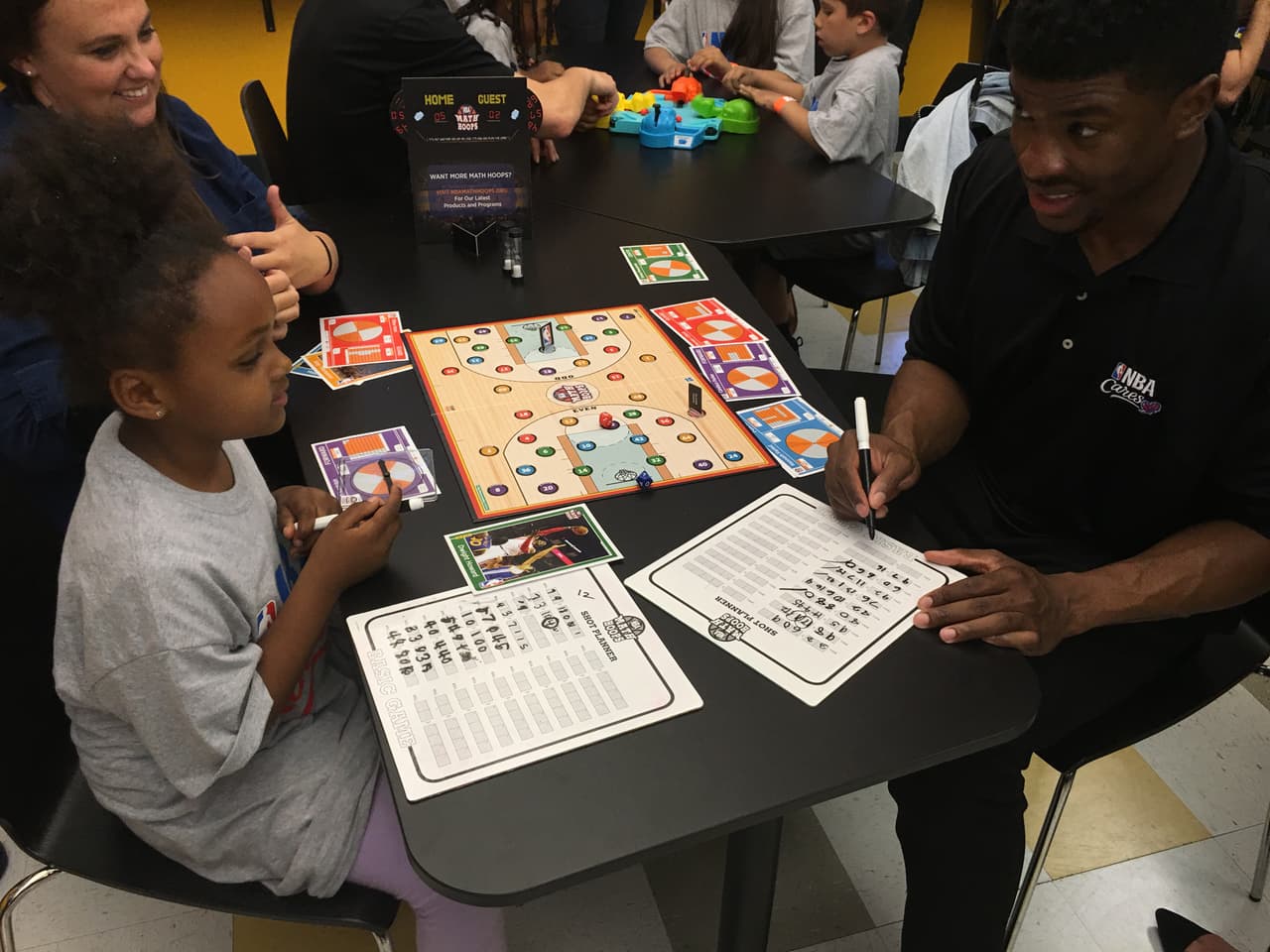 Los Warriors visitaron e inauguraron una zona de entretenimiento y estudio en una de las zonas más golpeadas de Oakland, dándole esperanza y cariño a los chicos de esta comunidad.