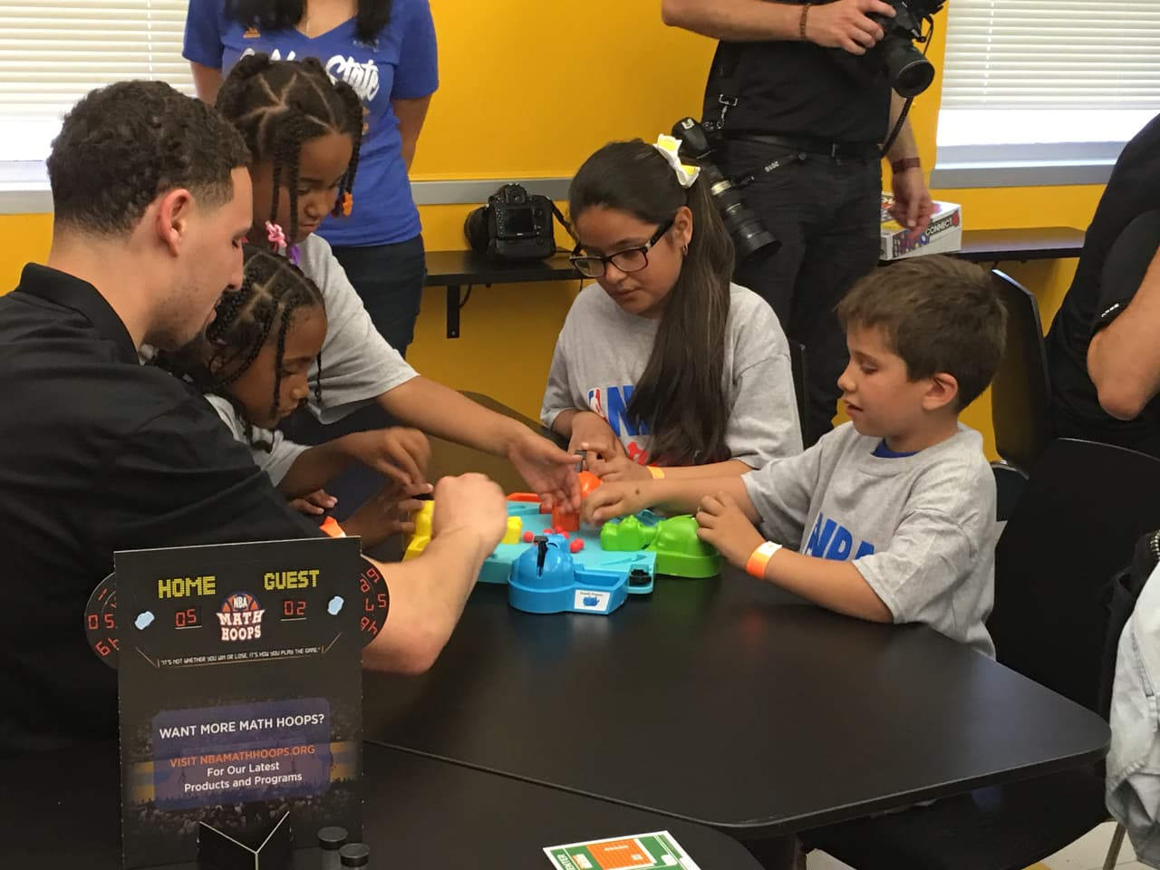 Los Warriors visitaron e inauguraron una zona de entretenimiento y estudio en una de las zonas más golpeadas de Oakland, dándole esperanza y cariño a los chicos de esta comunidad.
