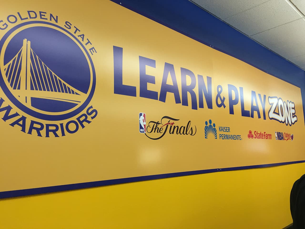 Los Warriors visitaron e inauguraron una zona de entretenimiento y estudio en una de las zonas más golpeadas de Oakland, dándole esperanza y cariño a los chicos de esta comunidad.