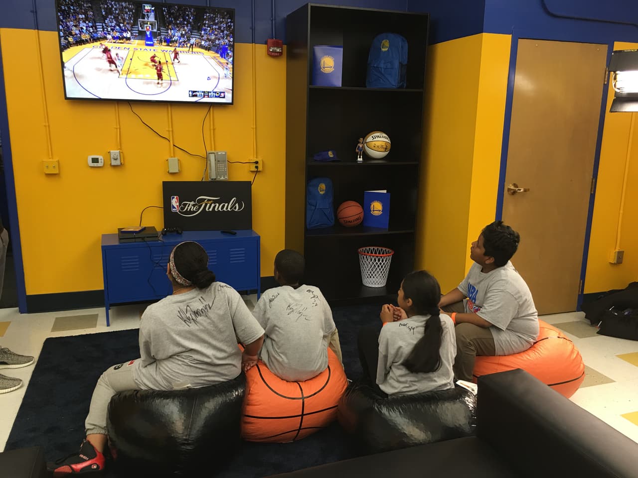 Los Warriors visitaron e inauguraron una zona de entretenimiento y estudio en una de las zonas más golpeadas de Oakland, dándole esperanza y cariño a los chicos de esta comunidad.