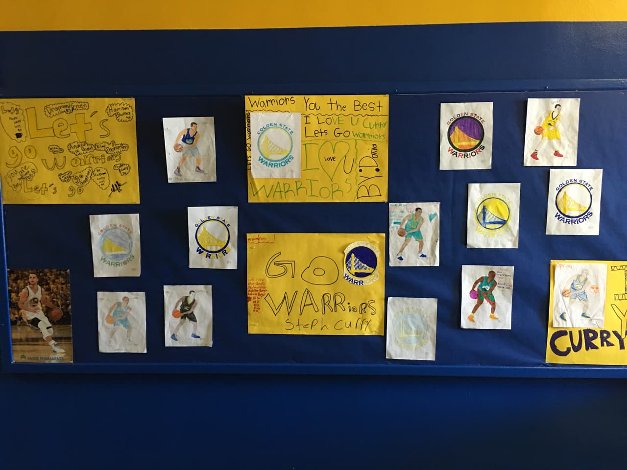 Los Warriors visitaron e inauguraron una zona de entretenimiento y estudio en una de las zonas más golpeadas de Oakland, dándole esperanza y cariño a los chicos de esta comunidad.