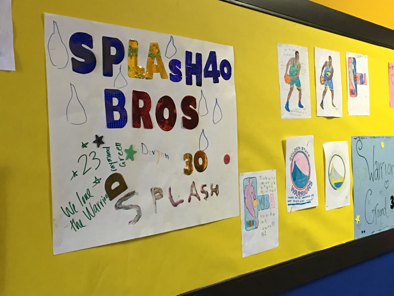 Los Warriors visitaron e inauguraron una zona de entretenimiento y estudio en una de las zonas más golpeadas de Oakland, dándole esperanza y cariño a los chicos de esta comunidad.