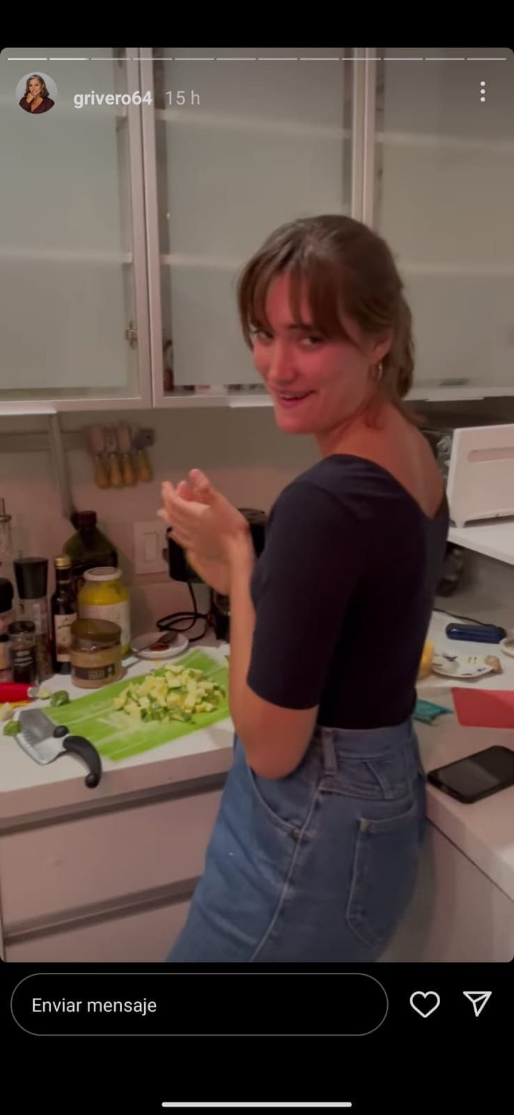 “Gabota, te estamos haciendo una sopita”, dice Patricio a la cámara. “¡Ay, qué lindos son! Los amo”, les responde Gaby tras 
<a href="https://www.univision.com/famosos/hija-de-gaby-rivero-maestra-ximena-carrusel">enfocar a Maya</a>, que se encuentra picando verdura al igual que su novio.
<br>