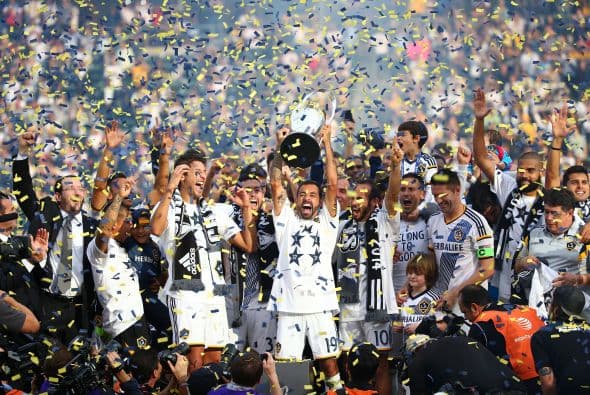 En una final histórica el Galaxy de Los Ángeles se impuso al Revolution de Nueva Inglaterra en un encuentro que significó el quinto título para los californianos y la despedida de Landon Donovan del fútbol profesional.