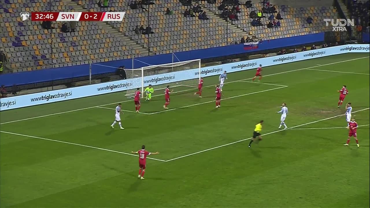 ¡TIRO ATAJADO! disparo por Andraz Sporar.