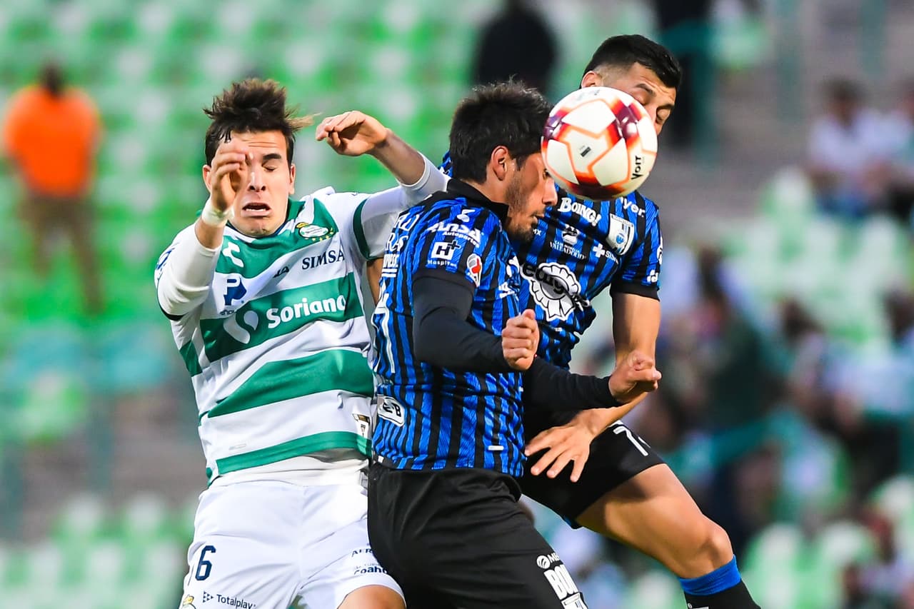 Santos logra el empate ante Gallos Blancos con un gol en tiempo de compensación.