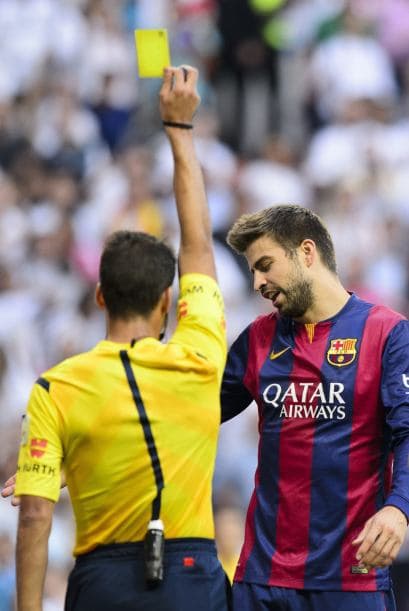 Al minuto 33 una torpe mano de Piqué dentro del área le valió la amarilla y la pena máxima contra el Barcelona.